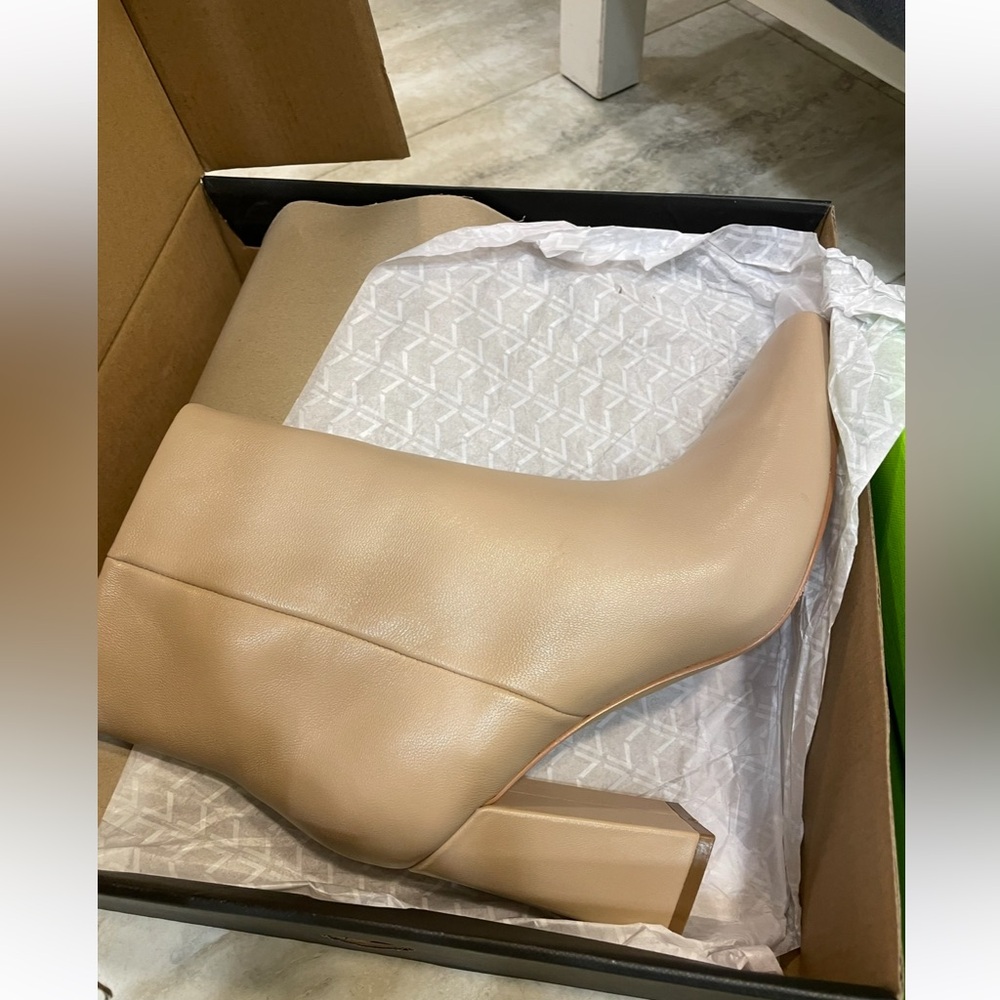 Gorgeous Marc Fisher Beige Ankle Booties